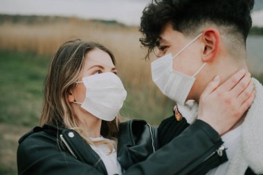 Adam kız arkadaşını kollarında tutuyor. 