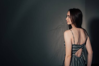 Güzel bir kızın seksi sırtı. 