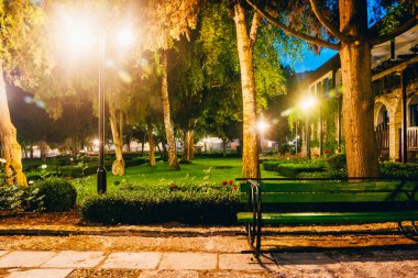 Geceleri bankları olan güzel bir park.