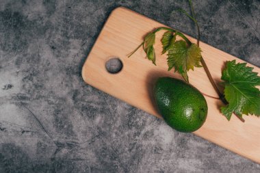 Kesme tahtasındaki avokado