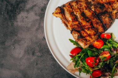 Izgara domuz pirzolası. 