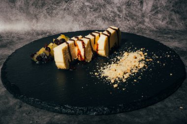 Peynirli güveç dilimleri