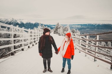 Romanya 'da yüksek bir dağda çift