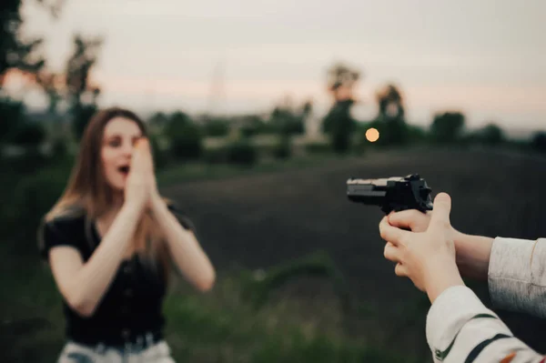 Een klein kind richt een pistool op moeder — Stockfoto