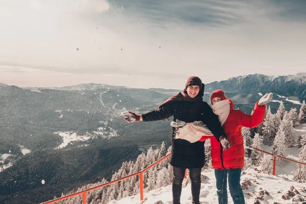 Jongen met meisje klimmen berg — Stockfoto