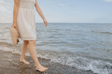 Plaj ayakkabılı kadın. 