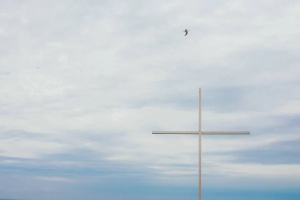 Groot kruis met zee op de achtergrond — Stockfoto