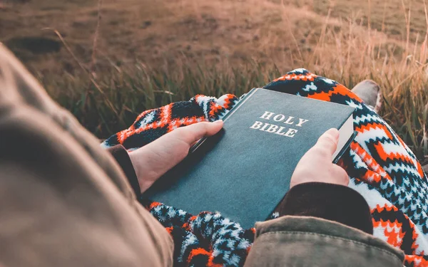Dívka čte Bibli — Stock fotografie