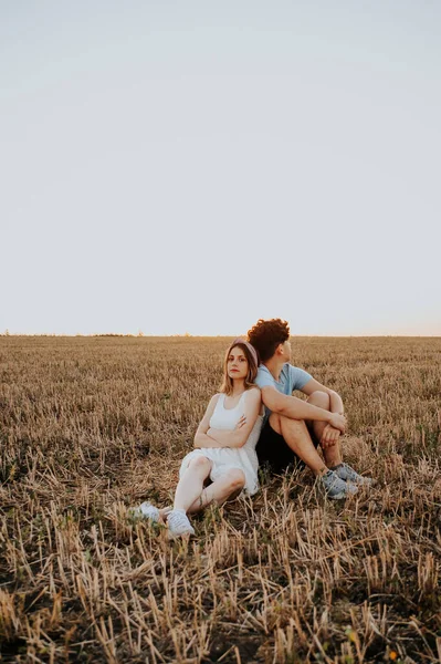 Joven pareja buscando — Foto de Stock