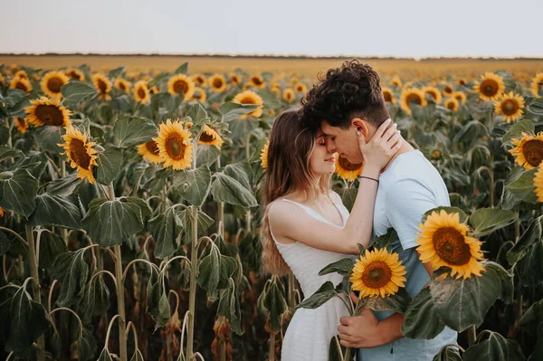 Sahada öpüşen çift