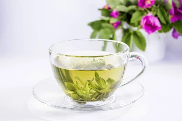 çay Kupası ile üzerine beyaz izole nane yaprağı