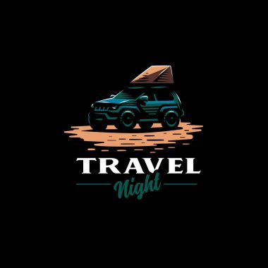 Off-road araba gece plajda duruyor