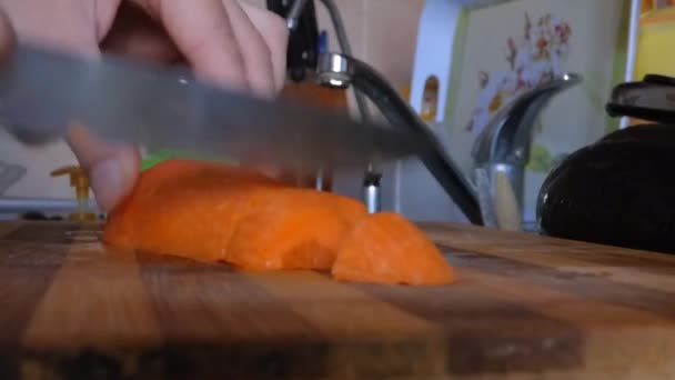 把胡萝卜切成切片主厨 — 图库视频影像
