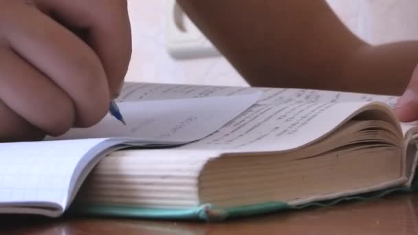 桌上躺着一本厚厚的教科书 — 图库视频影像