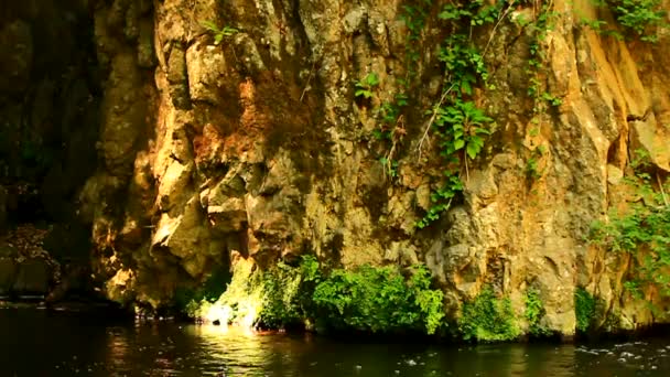 Wasserfall Wasserfelsen Landschaft — Stockvideo