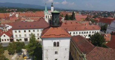 Sessizlik öğle saatlerinde aniden kesilir Eğer Lotrscak Kulesi ve Gricki savaş topu, Zagreb üst Zagreb şehir çevresinde öğle, çevresinde sessiz bir yürüyüş alarak içine çoğu durumunda sürpriz değil.