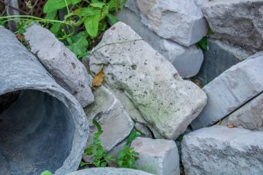 Köy. Kırsal. Kırık bina tuğla yığını. İnşaat atıkları.