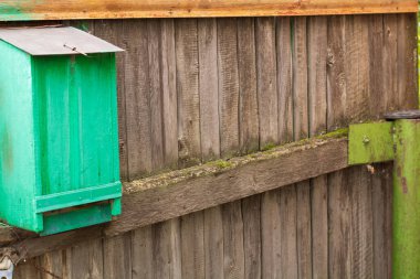 Köy. Kırsal. Evin arkası üzerindeki kırsal posta. Vintage.