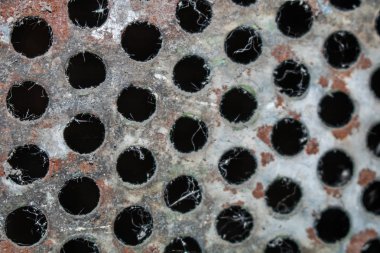 Köy. Kırsal. Eski tel örgü içinde aviary kuşlar için doku.