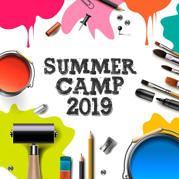 Kids summer Camp 2019, educação, conceito de arte de criatividade. Banner ou cartaz com fundo branco, letras desenhadas à mão, lápis, pincel, tintas. Ilustração vetorial . — Vetor de Stock