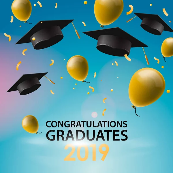 Félicitations Diplômés 2019, casquettes, ballons et confettis sur fond bleu ciel. Des casquettes vomies. Carte d'invitation avec diplômes, illustration vectorielle . — Image vectorielle