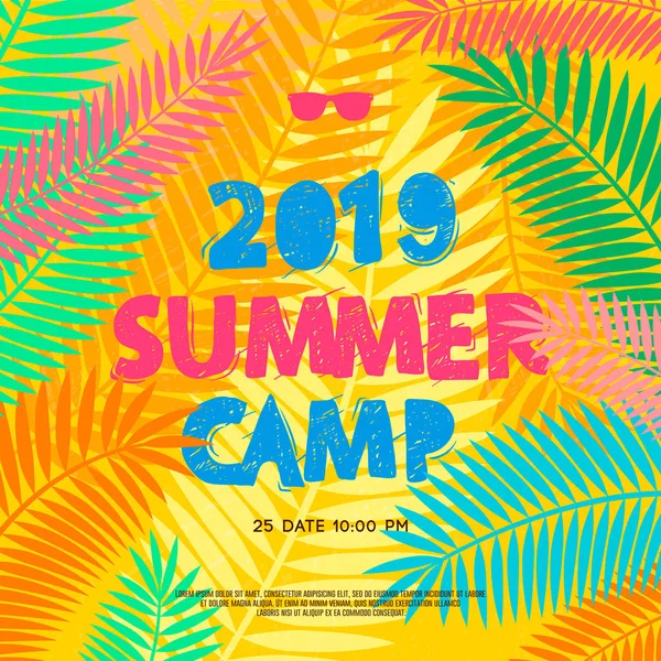 Campamento de verano 2019 letras dibujadas a mano en el fondo de la selva con hojas tropicales de colores. Ilustración vectorial . — Vector de stock