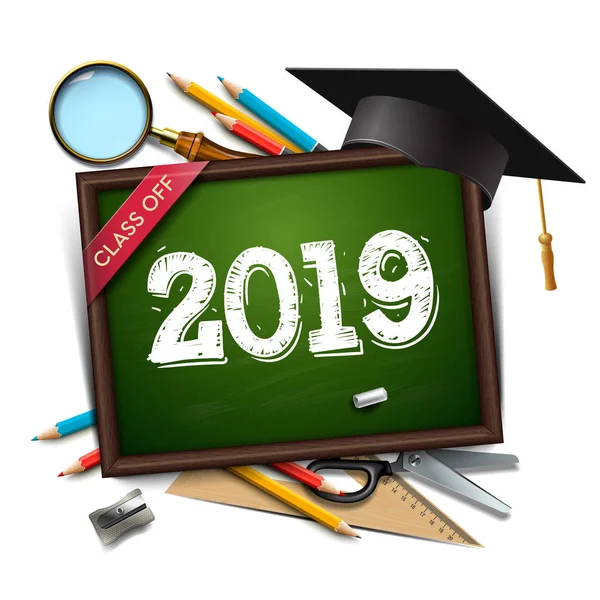 Aula de graduação de 2019. Cartaz, convite de festa, cartão de felicitações. Chalkboard, boné de formatura, lápis. Cartaz de Grad, ilustração vetorial . —  Vetores de Stock