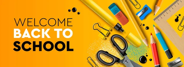 Vítejte zpátky ve školní horizontální hlavičce. První den ve škole, tužky a zásoby na žlutém pozadí, vektorová ilustrace. — Stockový vektor