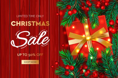 Noel indirimi afişi. Ahşap arka planda böğürtlen ve kırmızı hediye kutusu olan gerçekçi köknar ağacı dalları. Kış tatili indirimleri için vektör illüstrasyon.