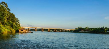 Yeşil dağ ve mavi gökyüzü arka plan, Tayland ülke kavramı ile nehir Köprüsü.
