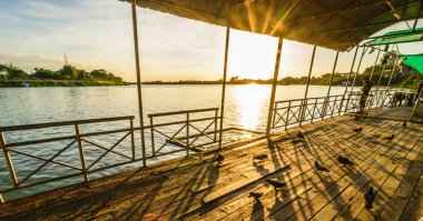 gün batımı arka plan, doğa duvar kağıdı arka plan kavramı ile Nehri üzerinde tekne.