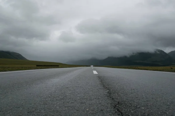 Islak Asfalt Yol Asfalt Pitoresk Bir Yerde — Stok fotoğraf