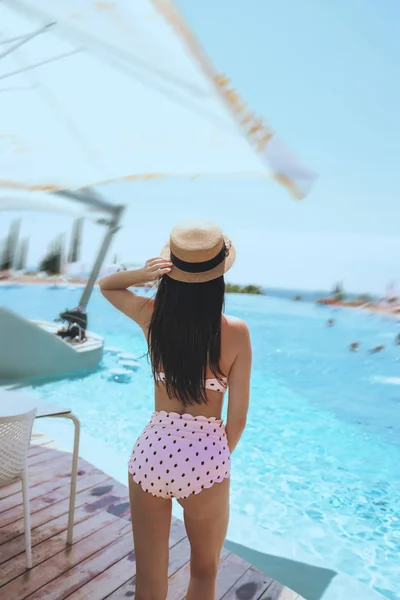 Jovem desfrutando de um sol — Fotografia de Stock