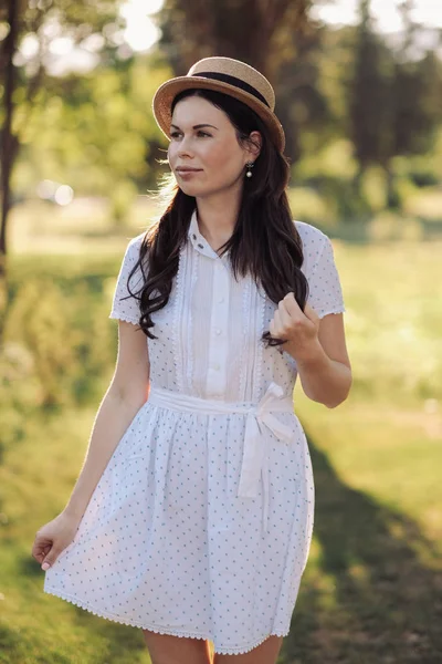 Jonge vrouw genieten van haar tijd buiten — Stockfoto