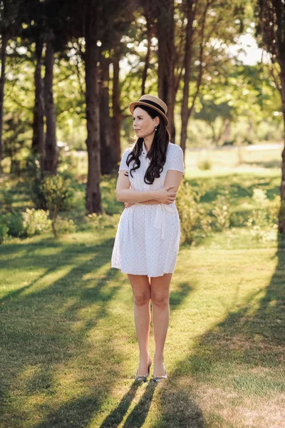 Woman enjoying her time outside in park — Stock Photo, Image