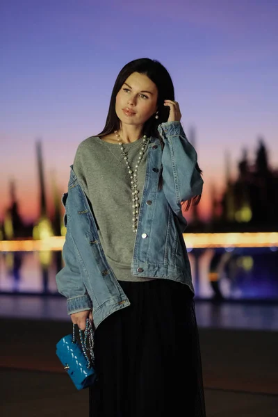 Girl walks in the warm evening on the night city — Stock Photo, Image
