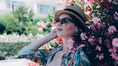 Genç kadının bir güneş