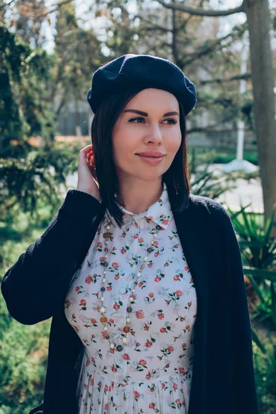 Girl enjoys good weather walking in the park — Stock Photo, Image