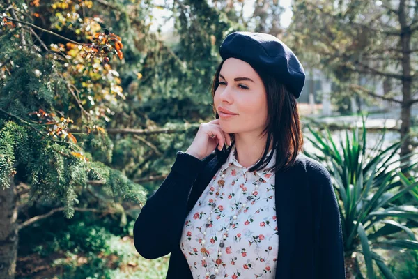 Girl enjoys good weather walking in the park — Stock Photo, Image