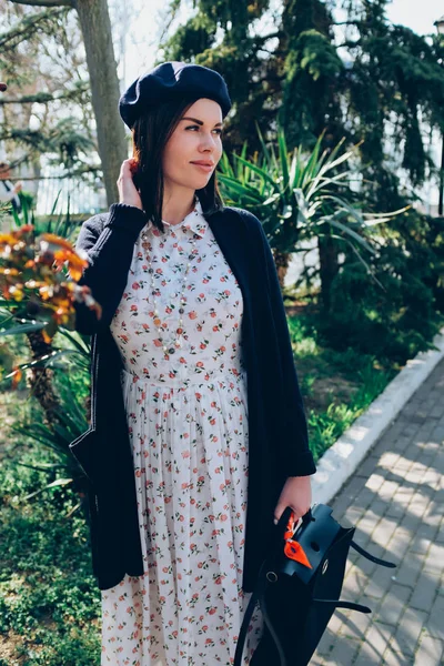 Chica disfruta de buen tiempo caminando en el parque — Foto de Stock