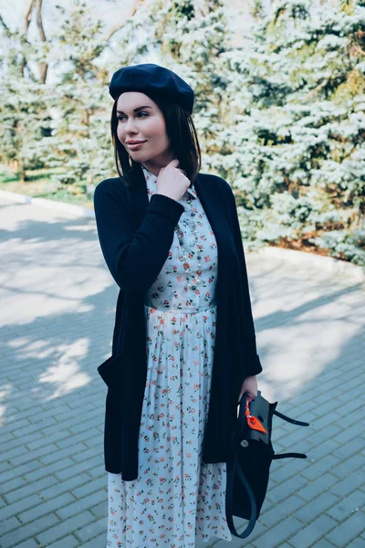 Chica disfruta de buen tiempo caminando en el parque — Foto de Stock