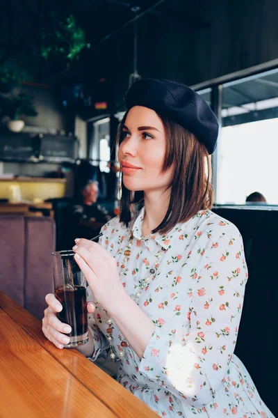 Jeune femme élégante dans un béret bleu — Photo