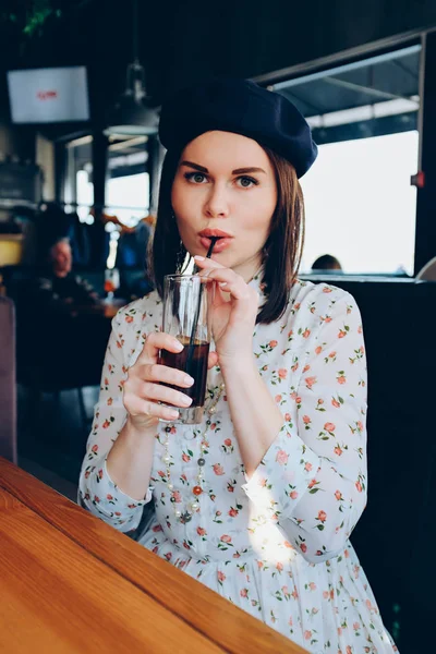 Jeune femme élégante dans un béret bleu — Photo