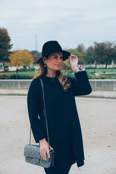 Beautiful brunette girl walking around the city — Stock Photo, Image