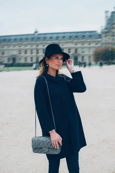 Mooie brunette meisje wandelen rond de stad — Stockfoto