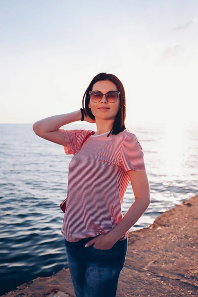 Stylish woman posing outdoor in the city — Stock Photo, Image