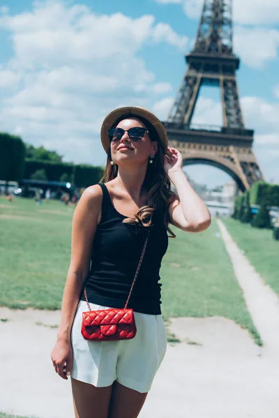 Mujer de París feliz y sonriente Fotos de stock libres de derechos