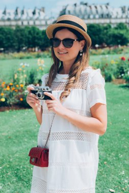 Paris kadın mutlu ve gülümseyerek