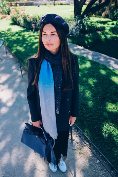 Fille jouit du beau temps à pied dans le parc — Photo