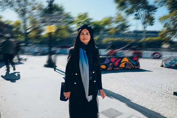 Girl enjoys good weather walking in the park — Stock Photo, Image